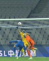 申花险些再丢一球！恩里克接叶楚贵头球攻门，鲍亚雄举火烧天化解