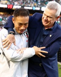 世界杯预选赛下注平台-日本队官方发布阿吉雷与长友佑都重逢合影，十载前曾于国家队共谱绿茵情谊