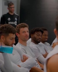 世界杯预选赛下注平台-穆勒化身温哥华开心果，向让号队友赠送皮裤表谢意